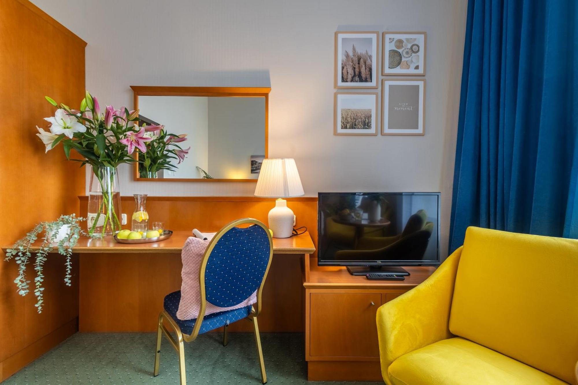 Hotel Sofia By The Railway Station Wroclaw — Photos 1